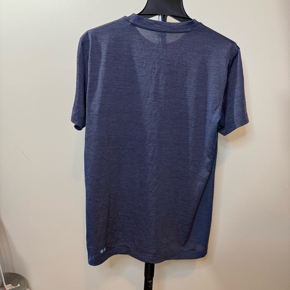 Uniqlo Men's Heathered Blue Short Sleeve Tee - Picture 6 of 7